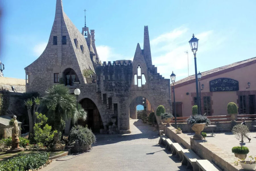 ▷ GARRAF » Qué ver y hacer. Pintoresca comarca catalana Bodegas Guell