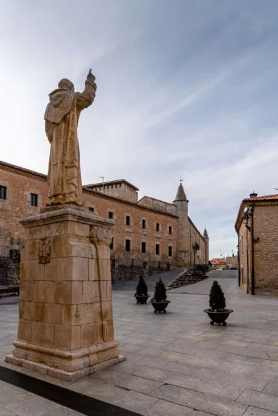 ▷ CALERUEGA » Qué ver y hacer. Pueblo de encanto e historia Caleruega en Burgos
