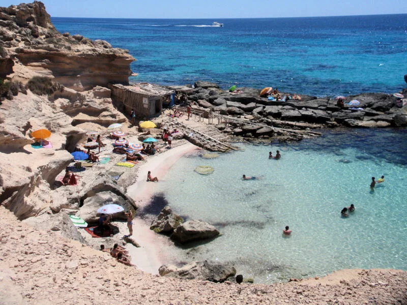 ▷ LAS 12 MEJORES PLAYAS DE FORMENTERA + MAPA Caló D´es Mort
