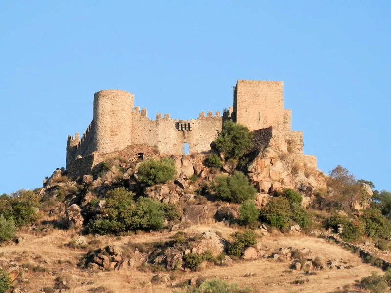 ▷ BURGUILLOS DEL CERRO » Qué ver y hacer en este pueblo Castillo de Burguillos del Cerro