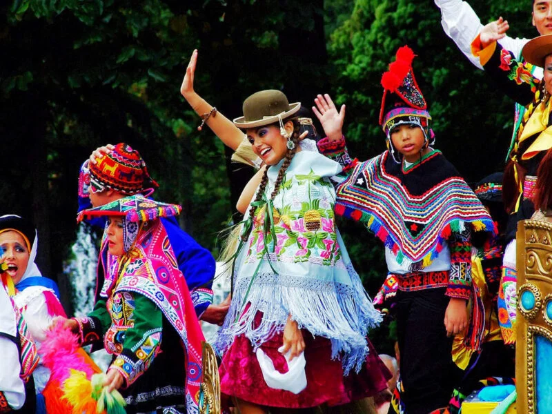 ▷ 13 Mejores Lugares QUE VER EN OVIEDO Desfile del día de las Américas en Oviedo