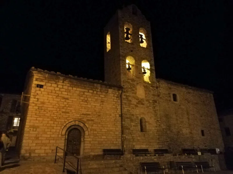 ▷ CASTELLAR DE N'HUG » Qué ver y hacer. El pirineo catalán Iglesia de Santa María en Castellar de N'hug