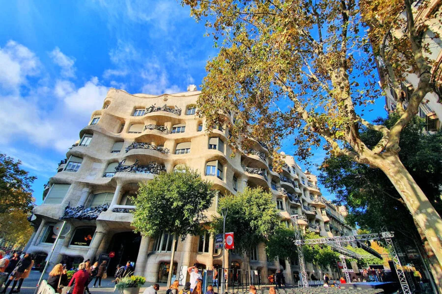▷ BARCELONA » Qué ver y hacer. 24 lugares imprescindibles La Pedrera en Barcelona