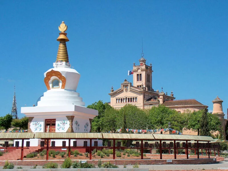 ▷ GARRAF » Qué ver y hacer. Pintoresca comarca catalana Monasterio Budista Palau Novella