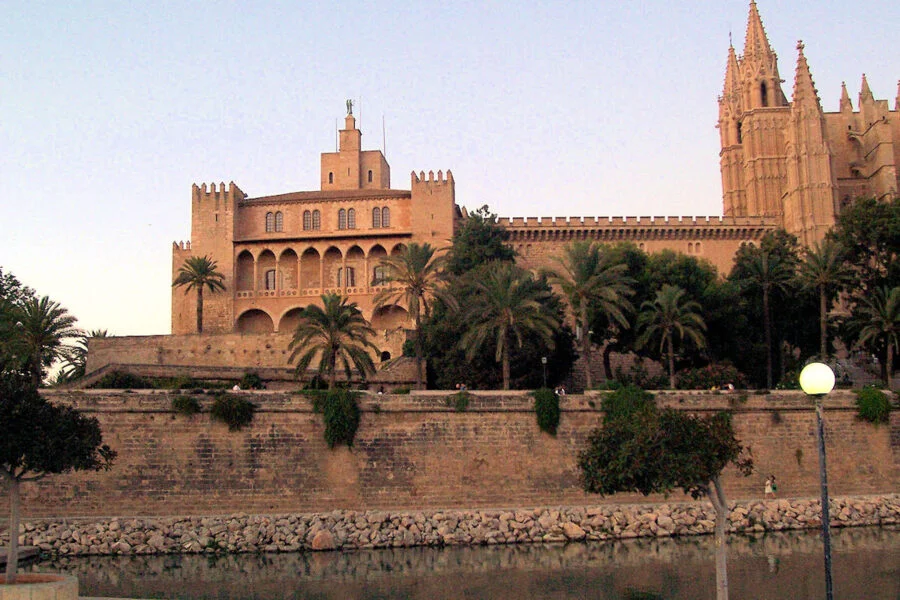 ▷ 12 Mejores Lugares QUE VER EN PALMA DE MALLORCA Palacio Real de la Almudaina