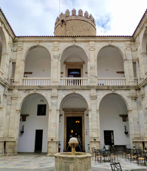 ▷ ZAFRA » Descubre qué ver y hacer en este bello pueblo Patio del Palacio de los duques de Feria