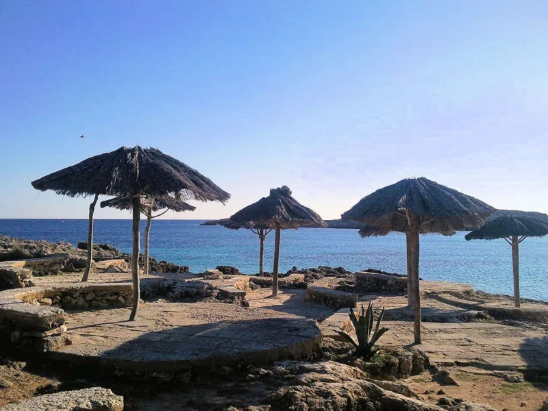 ▷ SANT LLUÍS » Qué ver y hacer. Poblado de origen francés Playa Binibeca en Sant Lluís