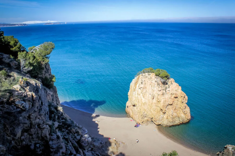 ▷ LAS 21 MEJORES PLAYAS DE COSTA BRAVA + MAPA Playa Illa Roja