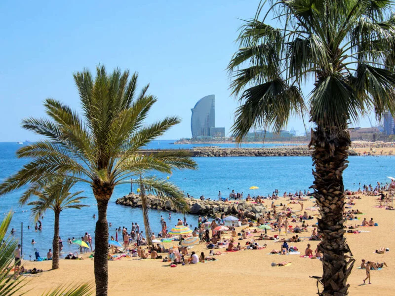 ▷ LAS 10 MEJORES PLAYAS DE BARCELONA + MAPA Playa de la Barceloneta en Barcelona