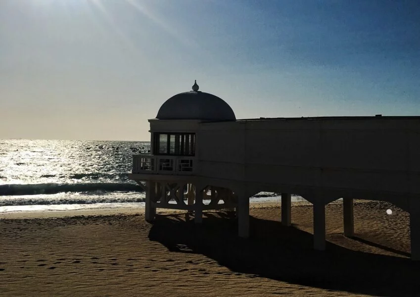▷ 18 Mejores Lugares QUE VER EN CÁDIZ Playa de la Caleta Cádiz