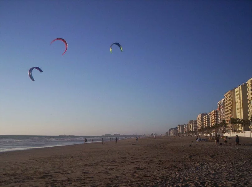 ▷ 18 Mejores Lugares QUE VER EN CÁDIZ Playa de la Victoria Cadiz