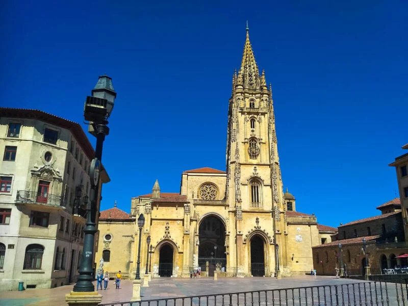 ▷ 13 Mejores Lugares QUE VER EN OVIEDO Plaza de la Catedral de Oviedo