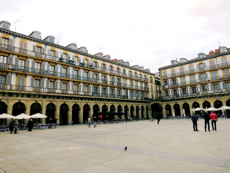 ▷ SAN SEBASTIÁN » Qué ver y hacer. 20 lugares imprescindibles Plaza de la constitución de San Sebastián