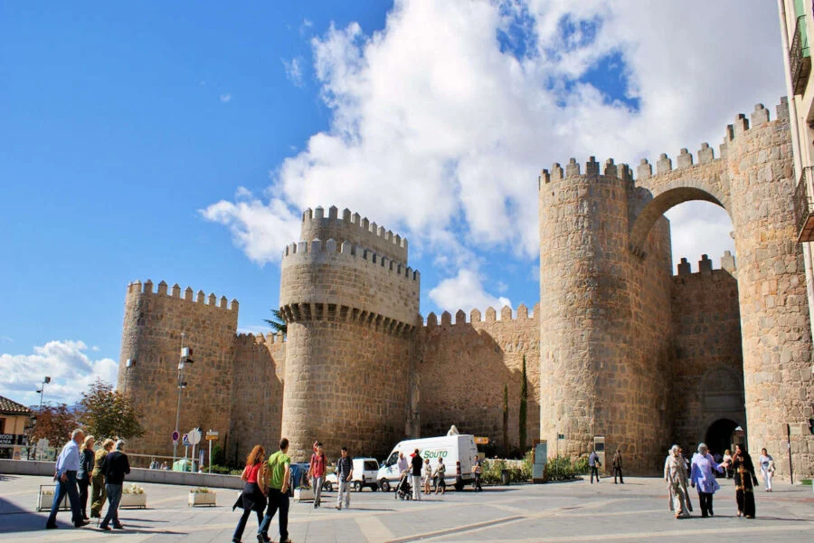 ▷ 13 Mejores Lugares QUE VER EN ÁVILA Puerta de Alcázar en Ávila