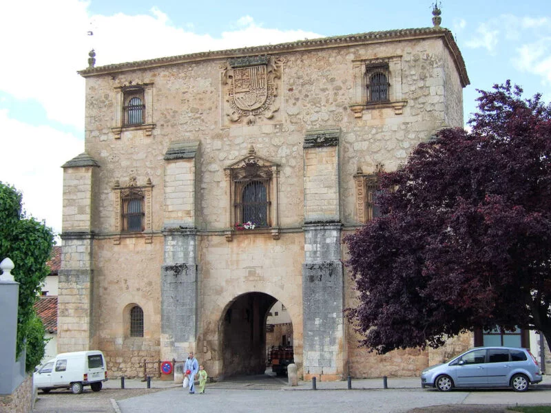 ▷ COVARRUBIAS » Qué ver y hacer. La "Cuna de Castilla". Puerta del Archivo del Adelantamiento de Castilla