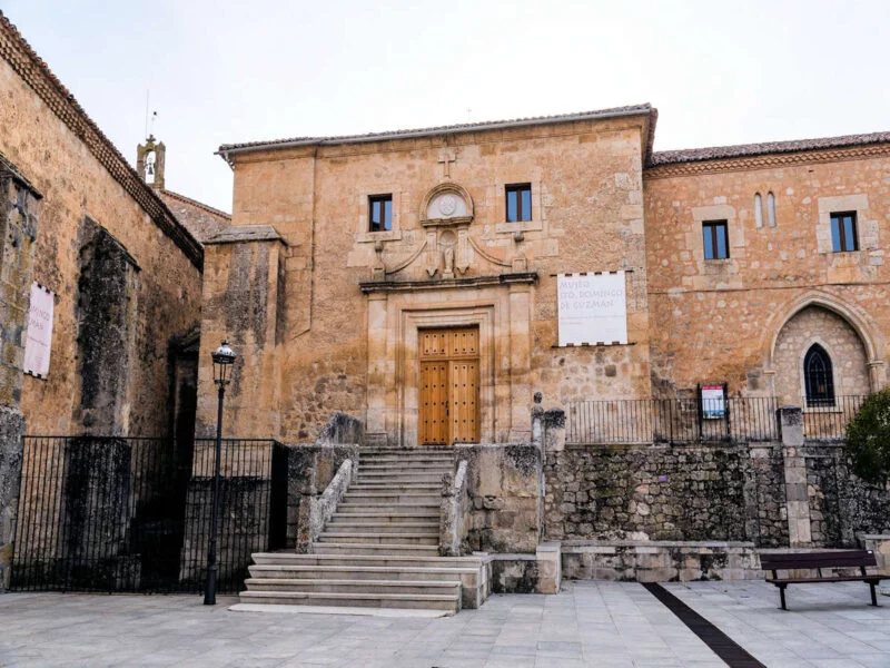 ▷ CALERUEGA » Qué ver y hacer. Pueblo de encanto e historia Real Monasterio de Santo Domingo de Guzmán