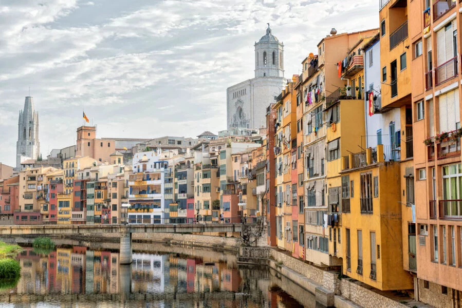 ▷ CADAQUÉS » Qué ver y Hacer en este pueblo costero Río Oñar y sus casas colgantes