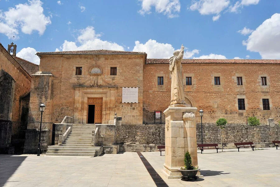 ▷ CALERUEGA » Qué ver y hacer. Pueblo de encanto e historia Visita Caleruega en Burgos