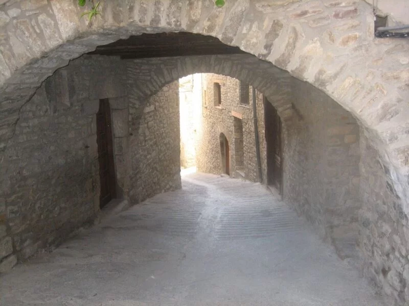 ▷ RODA DE ISÁBENA » Qué ver y hacer. "Joya del medioevo" Calle típica de Roda de Isábena