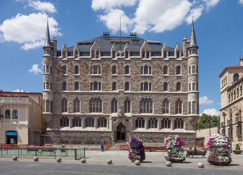▷ 11 Mejores Lugares QUE VER EN LEÓN Casa Botines en León