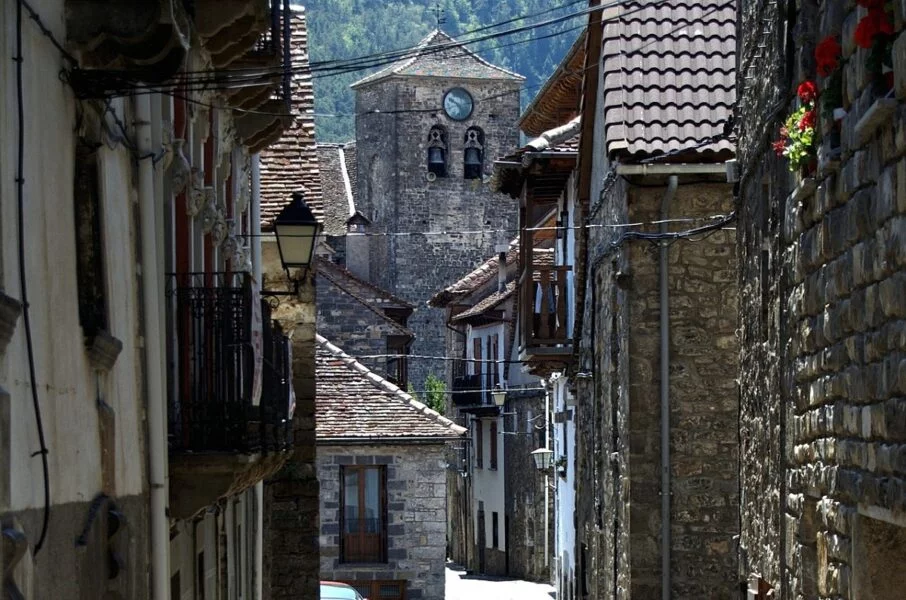 ▷ ANSÓ » Qué ver y hacer. Pueblo de gran cultura y tradición Casas e iglesia Ansó Huesca