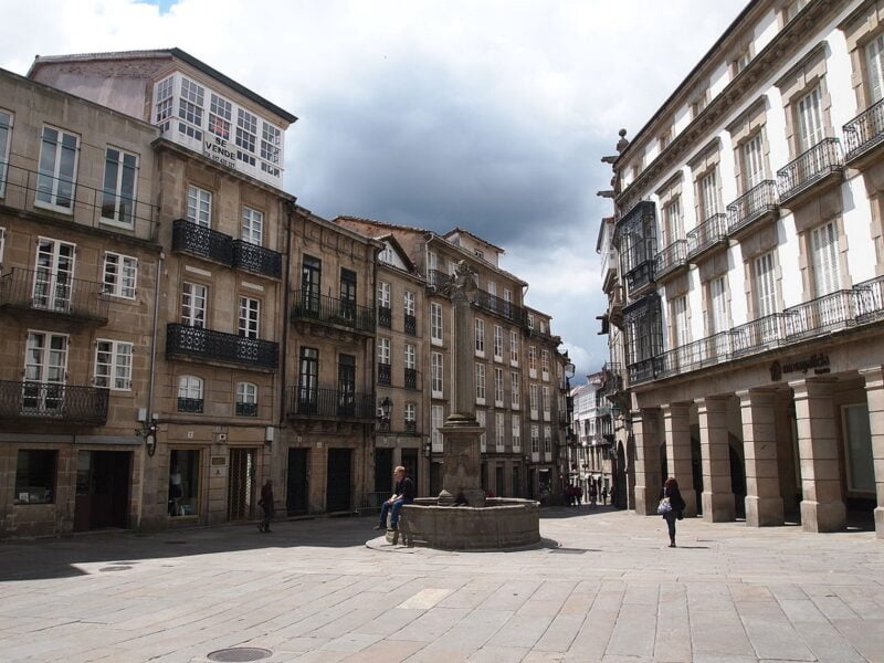 ▷ 16 Lugares QUE VER EN SANTIAGO DE COMPOSTELA Plaza de Cervantes. Casco histórico de Santiago de Compostela