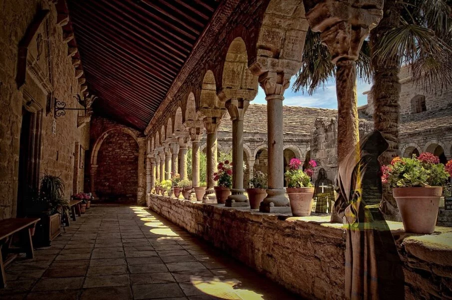 ▷ RODA DE ISÁBENA » Qué ver y hacer. "Joya del medioevo" Claustro en Roda de Isabena Huesca