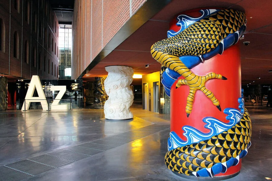 ▷ 18 Mejores Lugares QUE VER EN BILBAO Columnas de Azkuna Zentroa
