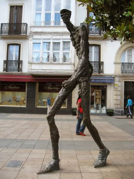 ▷ 25 Mejores Lugares QUE VER EN VITORIA Estatua del Caminante Vitoria