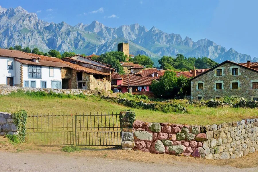 ▷ MOGROVEJO » Qué ver y hacer. Una aldea montañesa. Mogrovejo en Cantabria