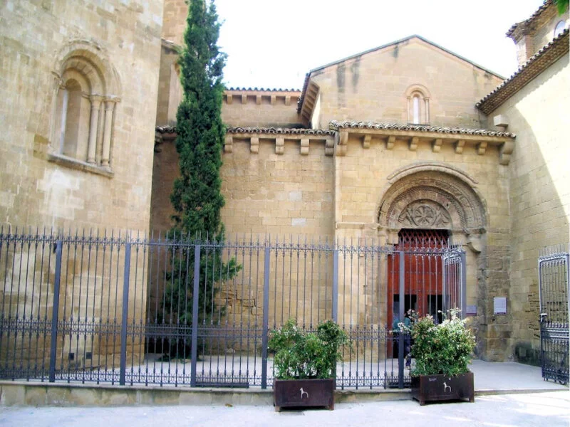 ▷ AÍNSA » Qué ver y hacer en esta preciosa villa oscense Monasterio de San Pedro El Viejo