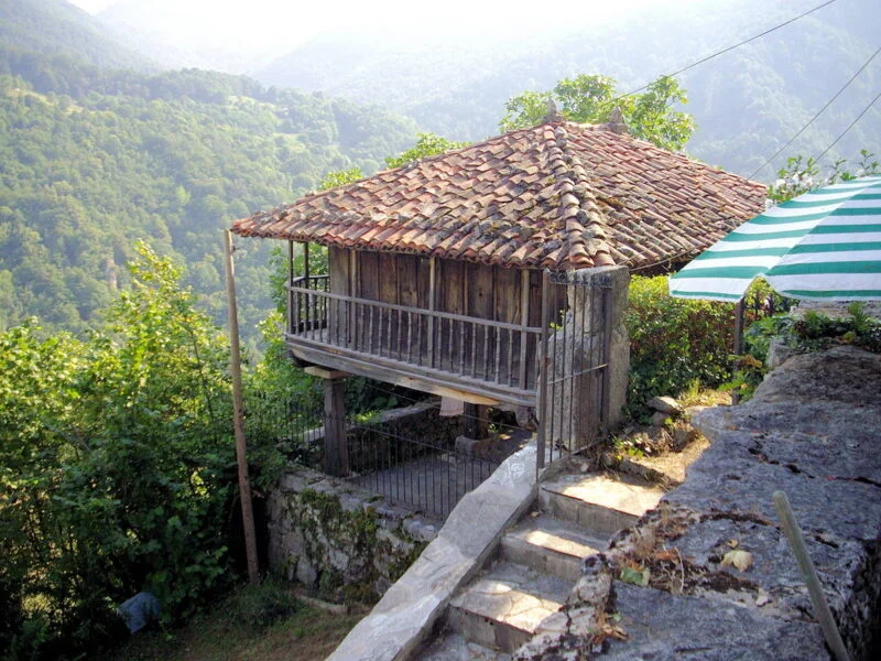 ▷ TORAZO » Qué ver y hacer en esta bonita villa montañesa Panera de la casa de los Álvarez-Prida