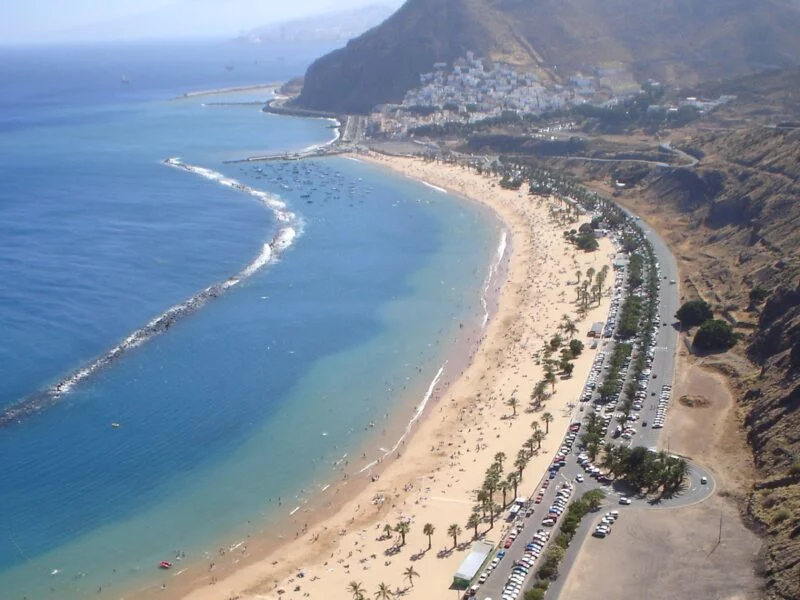 ▷ Los 12 Lugares QUE VER EN SANTA CRUZ DE TENERIFE Playa de las Teresitas en Santa Cruz de Tenerife