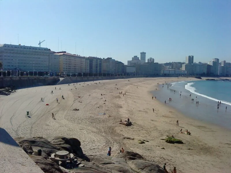 ▷ LAS 12 MEJORES PLAYAS DE LA CORUÑA + MAPA Playa de Orzán en A. Coruña
