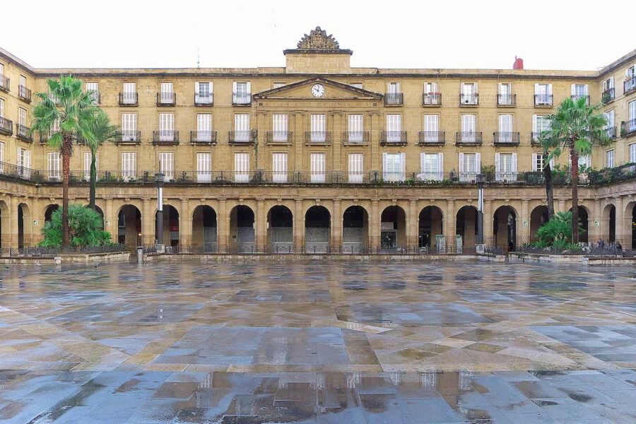 ▷ 18 Mejores Lugares QUE VER EN BILBAO Plaza Nueva de Bilbao