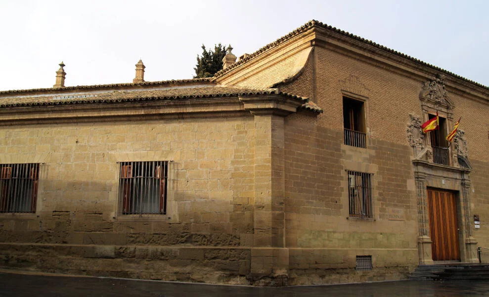 ▷ AÍNSA » Qué ver y hacer en esta preciosa villa oscense Plaza de la Universidad de Huesca