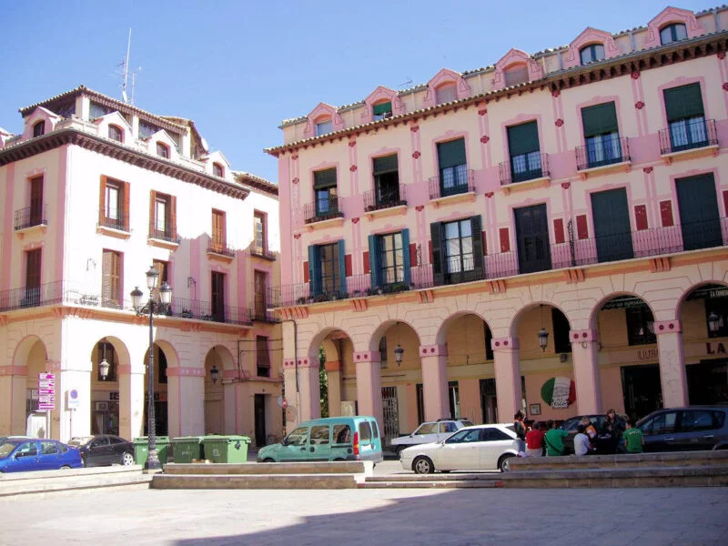 ▷ AÍNSA » Qué ver y hacer en esta preciosa villa oscense Plaza del Mercado en Huesca