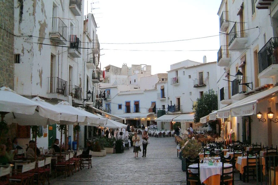 ▷ 13 Mejores Lugares QUE VER EN IBIZA Plaza del Parque de Ibiza