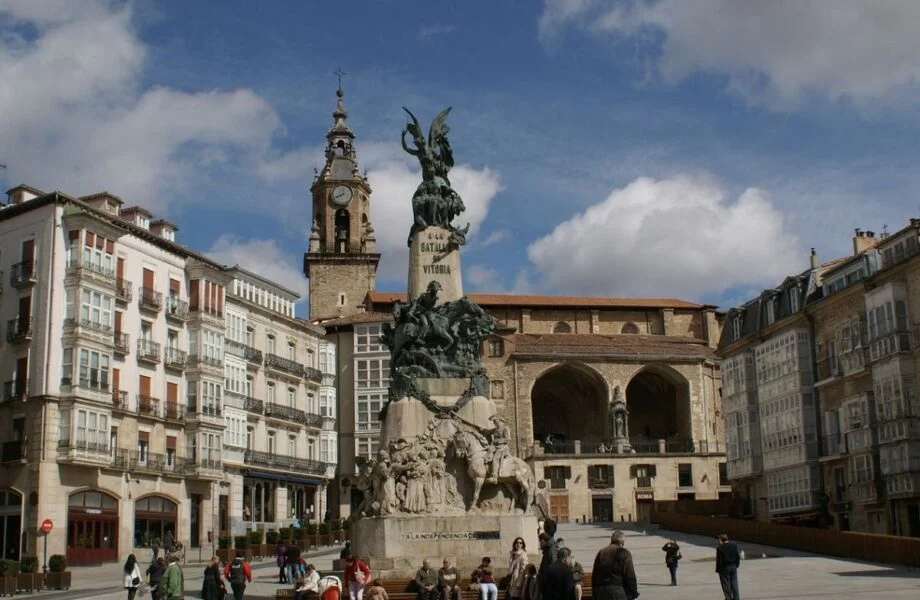 ▷ 25 Mejores Lugares QUE VER EN VITORIA Plaza de la Virgen Blanca Vitoria