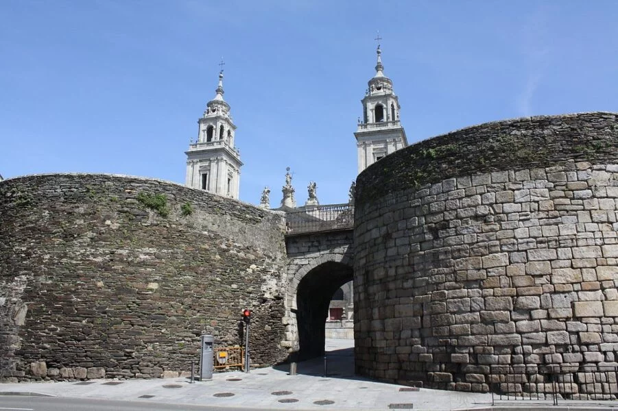 ▷ 16 Mejores Lugares QUE VER EN LUGO Puerta de Santiago. Lugo
