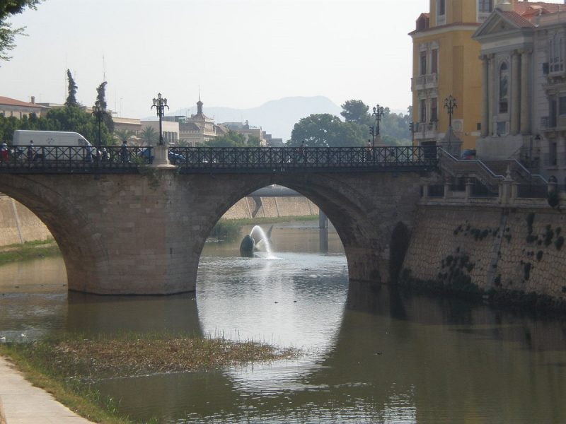 Puente viejo en el casco antiguo de Murcia