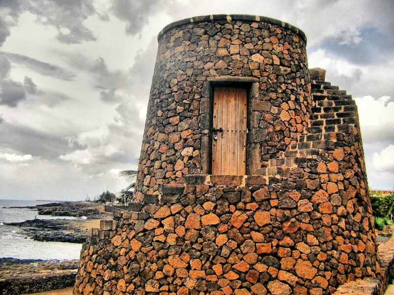 ▷ COSTA TEGUISE » Descubre Qué Ver y Hacer Torre de Playa Bastián
