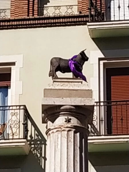 ▷ 11 Mejores Lugares QUE VER EN TERUEL Torico en su plaza. Teruel