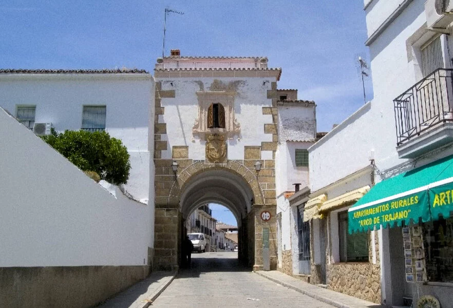 ▷ ALCÁNTARA » Qué ver y hacer. Historia y cultura. Arco de la Concepción