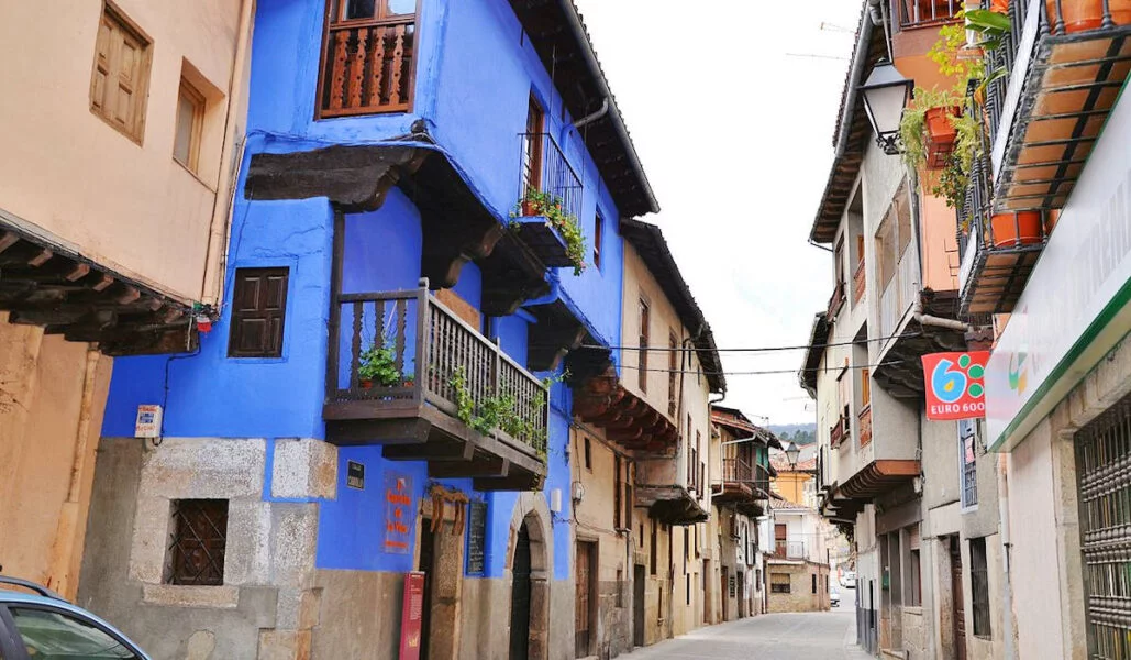 ▷ GARGANTA LA OLLA » Qué ver y hacer. Una villa natural. Casa de las Muñecas en Garganta de Olla