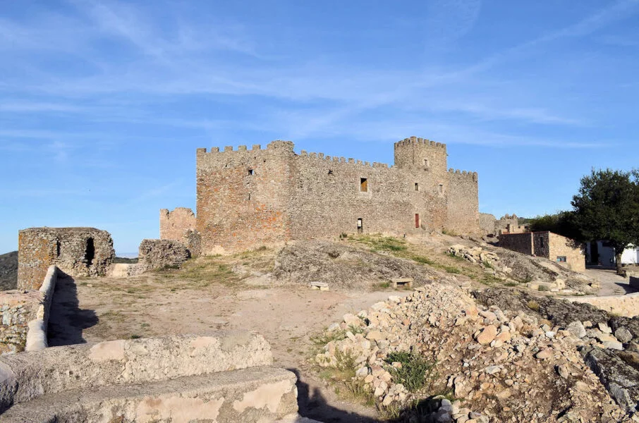 ▷ MONTÁNCHEZ » Qué ver y hacer. Seductora villa serrana Castillo de Montánchez en Cáceres