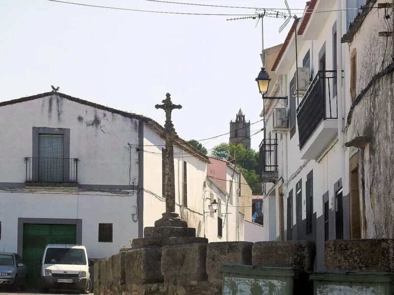 ▷ MONTÁNCHEZ » Qué ver y hacer. Seductora villa serrana Cruz de la Plaza de los Mártires