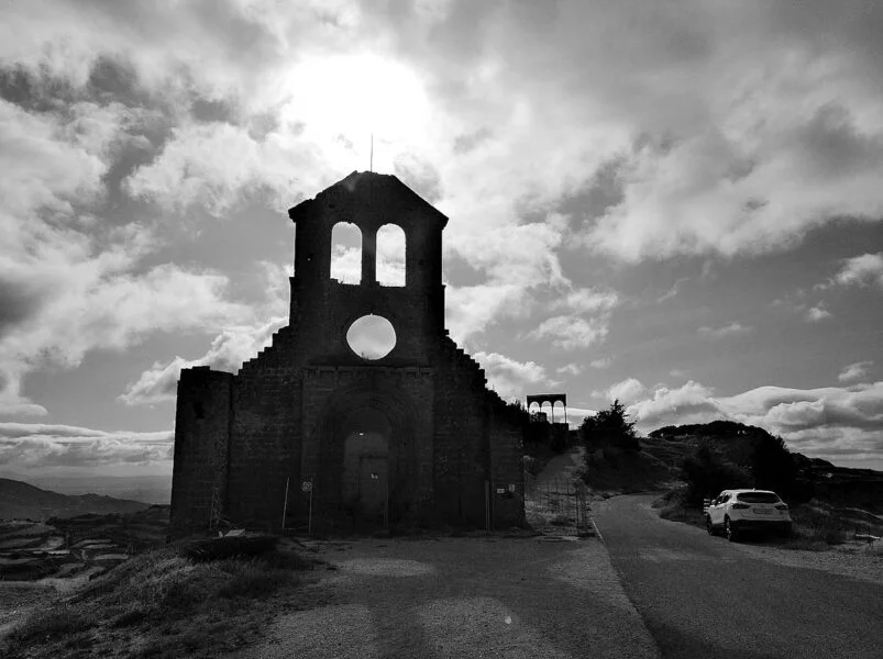 ▷ UJUÉ » Qué ver y hacer en esta villa medieval navarra Ermita de San Miguel en Ujué