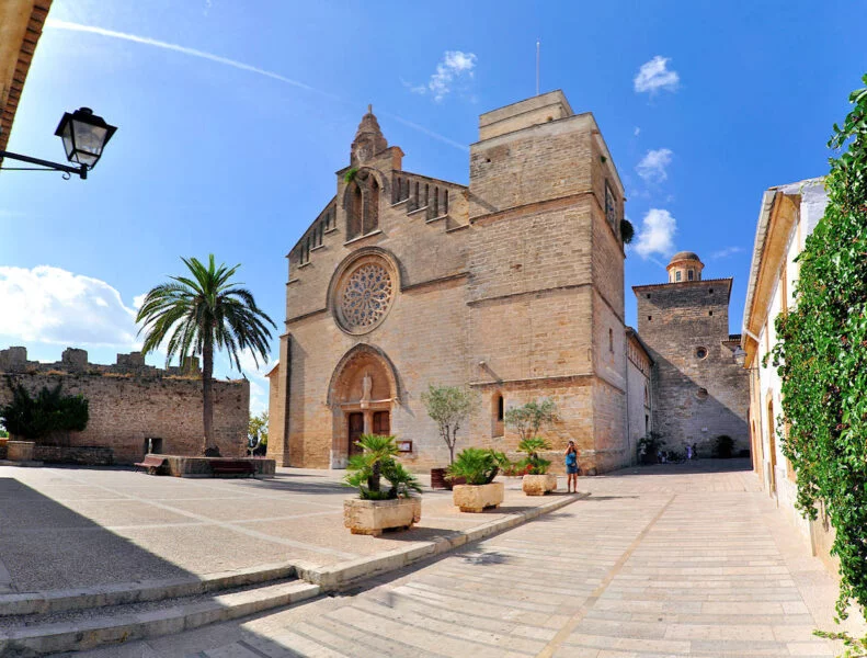 ▷ ALCÚDIA » Qué ver y hacer entre historia y esparcimiento Iglesia de Sant Jaume en Alcúdia