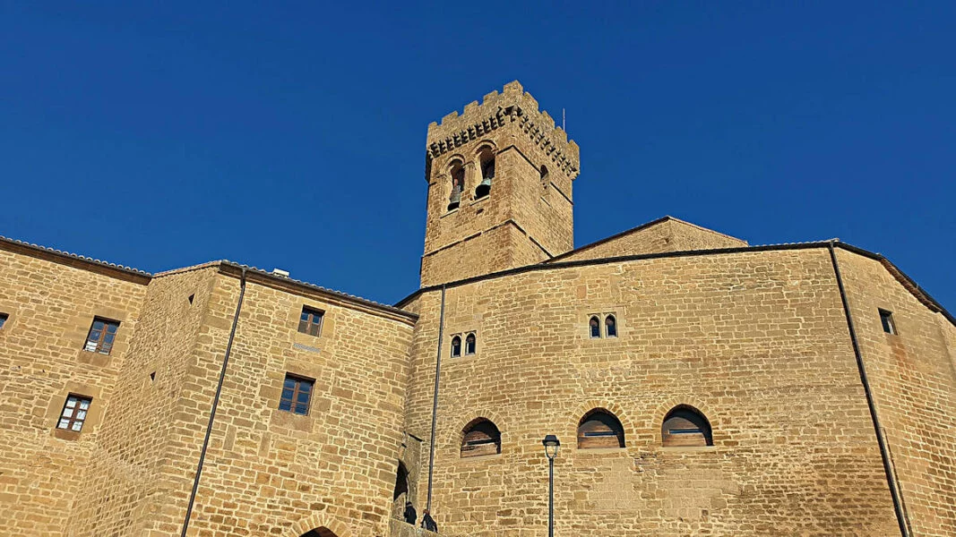 ▷ UJUÉ » Qué ver y hacer en esta villa medieval navarra Iglesia de Santa María en Ujué